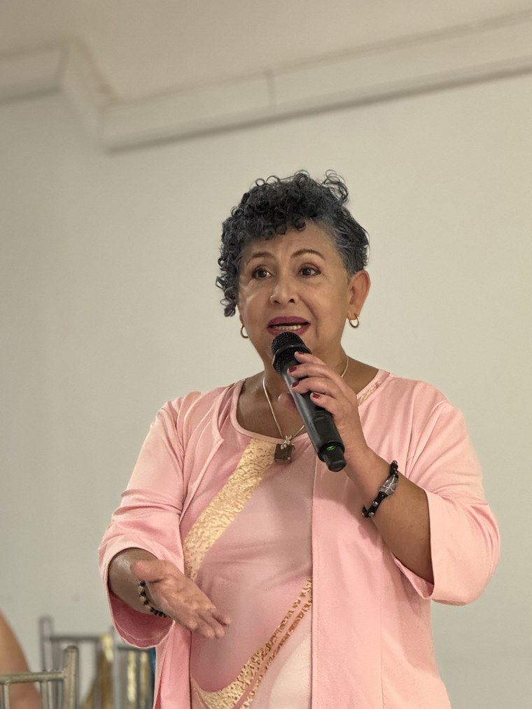 Dra. María Imelda Cardona López sonriendo, retrato de medio cuerpo